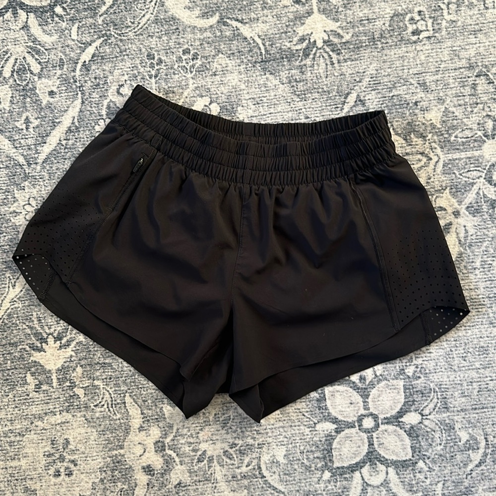 Athleta Hustle 3” black shorts